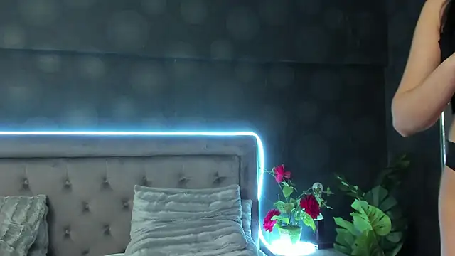 Snapshot of JulietShy chatting on March 11, 11:48 pm JulietShy online show from March 11, 11:48 pm