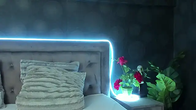 Snapshot of JulietShy chatting on March 13, 5:11 am JulietShy online show from March 13, 5:11 am