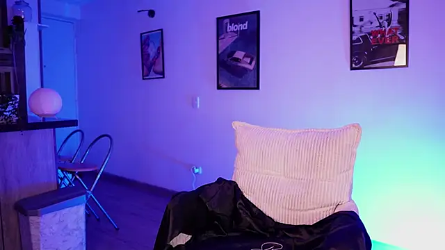 Snapshot of Megga_Bluee chatting on November 9, 11:36 pm Megga Bluee online show from November 9, 11:36 pm