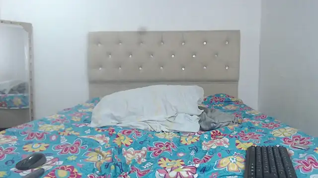 CorinaSmith28 online show from December 4, 1:36 am