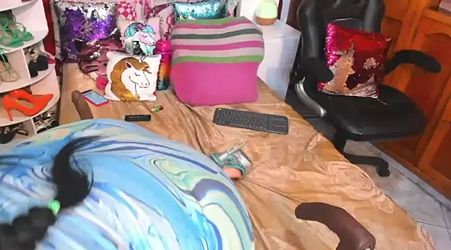 Snapshot of larafoxter chatting on December 7, 3:25 am larafoxter online show from December 7, 3:25 am