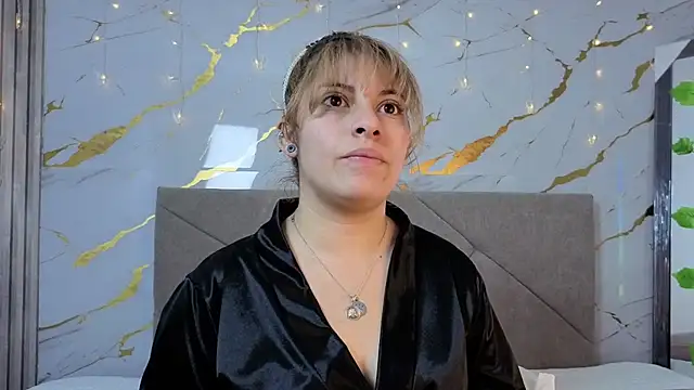 Snapshot of agatha_97_ chatting on October 10, 4:11 am agatha 97 online show from October 10, 4:11 am