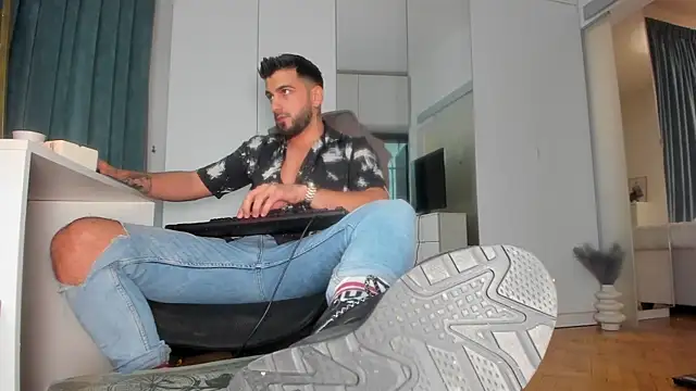 Snapshot of welcometo_hell chatting on October 3, 8:39 pm welcometo hell online show from October 3, 8:39 pm