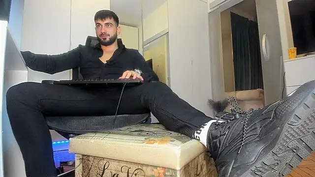 Snapshot of welcometo_hell chatting on October 5, 10:57 am welcometo hell online show from October 5, 10:57 am