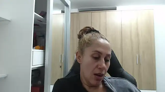 RoxanaLove9 online show from January 5, 3:00 am