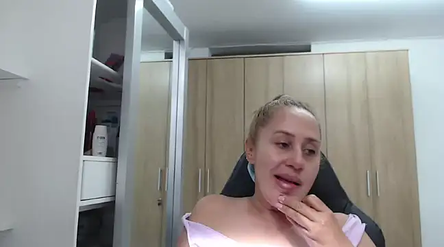RoxanaLove9 online show from January 5, 7:17 pm