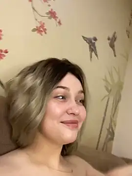 Snapshot of KikiWatson chatting on December 13, 7:15 am KikiWatson online show from December 13, 7:15 am