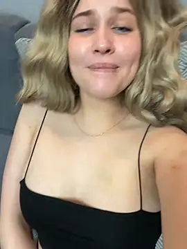 Snapshot of KikiWatson chatting on December 14, 11:18 am KikiWatson online show from December 14, 11:18 am