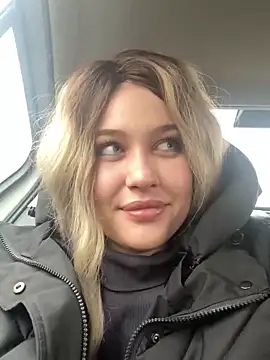 Snapshot of KikiWatson chatting on December 17, 7:07 am KikiWatson online show from December 17, 7:07 am