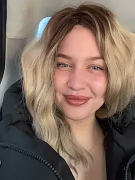 Snapshot of KikiWatson chatting on December 20, 8:06 am KikiWatson online show from December 20, 8:06 am