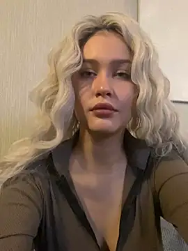 Snapshot of KikiWatson chatting on January 18, 8:10 am KikiWatson online show from January 18, 8:10 am