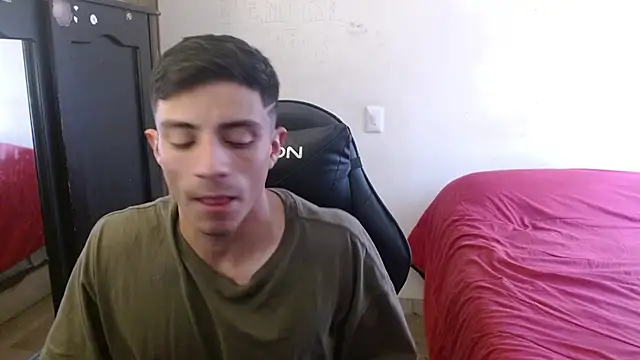 Snapshot of kv___xxx_ chatting on October 4, 5:00 pm kv   xxx  online show from October 4, 5:00 pm