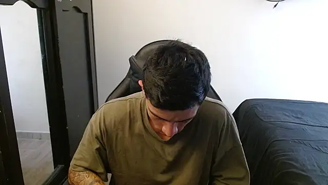 Snapshot of kv___xxx_ chatting on October 26, 4:46 pm kv   xxx  online show from October 26, 4:46 pm