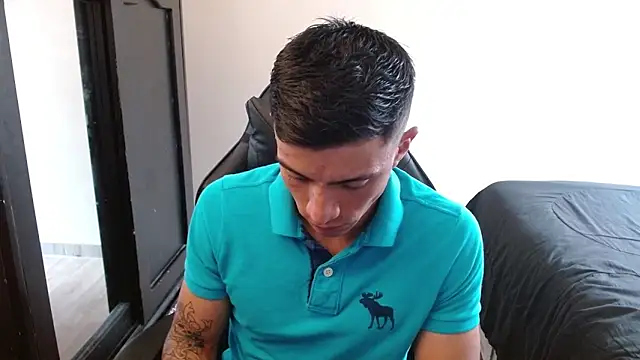 Snapshot of kv___xxx_ chatting on October 28, 3:47 pm kv   xxx  online show from October 28, 3:47 pm