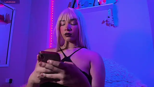 Snapshot of MadelineBenet chatting on February 6, 2:22 am MadelineBenet online show from February 6, 2:22 am