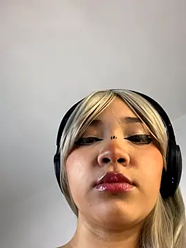 Snapshot of MadelineBenet chatting on November 28, 2:58 am MadelineBenet online show from November 28, 2:58 am