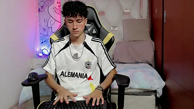 johnny cagee online show from October 17, 9:12 am