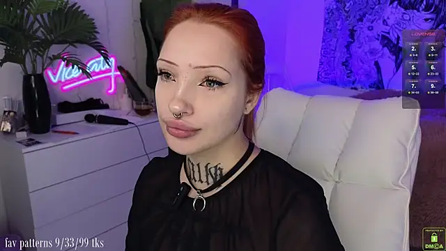 Snapshot of violetviolator chatting on November 7, 4:12 am violetviolator online show from November 7, 4:12 am