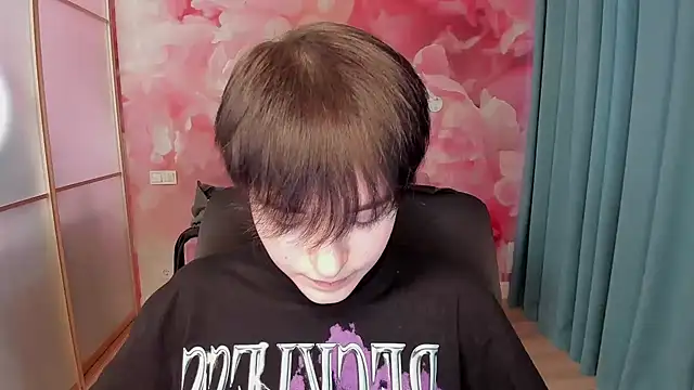 Snapshot of EmiliaYours chatting on December 22, 9:33 am EmiliaYours online show from December 22, 9:33 am