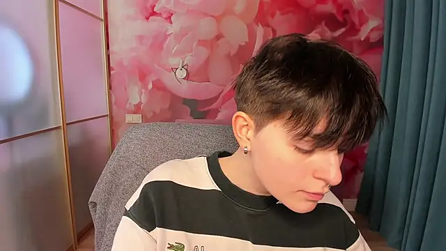 Snapshot of EmiliaYours chatting on December 27, 6:46 am EmiliaYours online show from December 27, 6:46 am