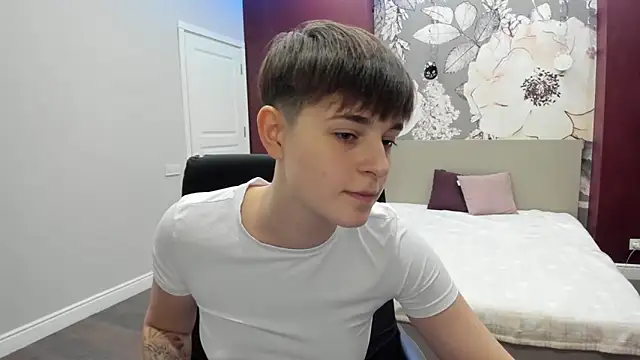 Snapshot of EmiliaYours chatting on October 26, 2:56 pm EmiliaYours online show from October 26, 2:56 pm