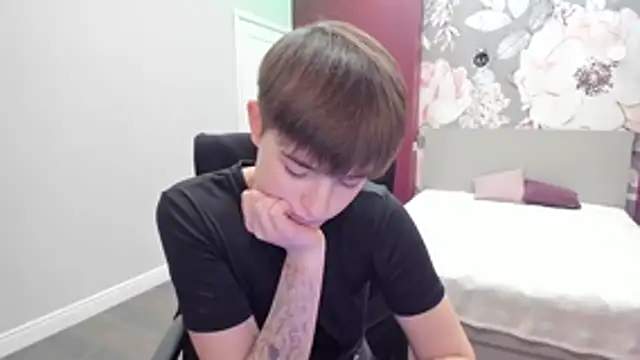 Snapshot of EmiliaYours chatting on November 10, 2:49 pm EmiliaYours online show from November 10, 2:49 pm