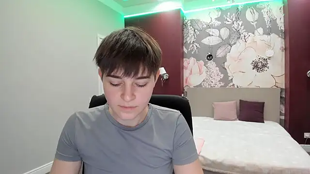 Snapshot of EmiliaYours chatting on November 16, 2:44 pm EmiliaYours online show from November 16, 2:44 pm