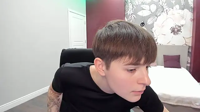 Snapshot of EmiliaYours chatting on November 17, 3:18 pm EmiliaYours online show from November 17, 3:18 pm