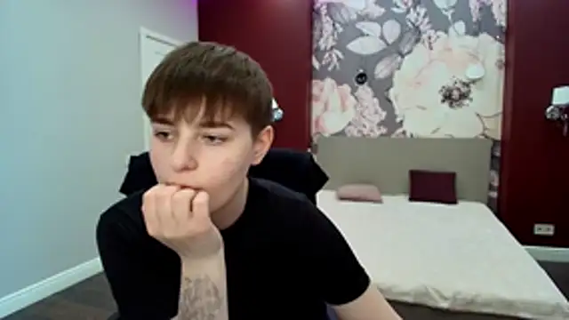 EmiliaYours online show from April 25, 1:41 pm