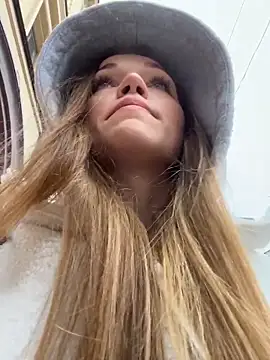 Snapshot of KitteCat chatting on October 4, 7:39 am KitteCat online show from October 4, 7:39 am