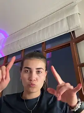 aurora divine online show from December 18, 11:00 pm