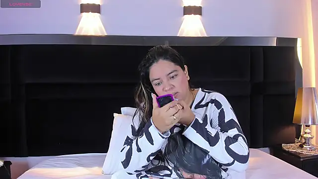 KendralHolson online show from April 18, 4:16 am