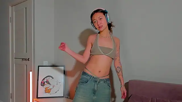 Snapshot of EllaSky_xoxo chatting on December 9, 2:02 am EllaSky xoxo online show from December 9, 2:02 am