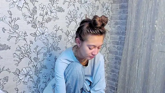 Snapshot of EllaSky_xoxo chatting on November 8, 4:34 am EllaSky xoxo online show from November 8, 4:34 am