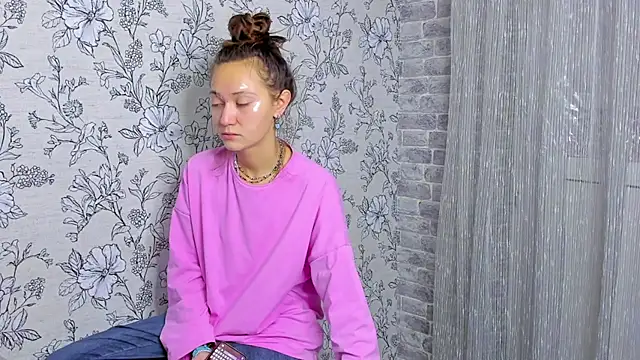 Snapshot of EllaSky_xoxo chatting on November 13, 2:32 am EllaSky xoxo online show from November 13, 2:32 am