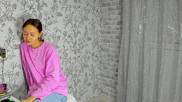 Snapshot of EllaSky_xoxo chatting on November 24, 8:19 pm EllaSky xoxo online show from November 24, 8:19 pm