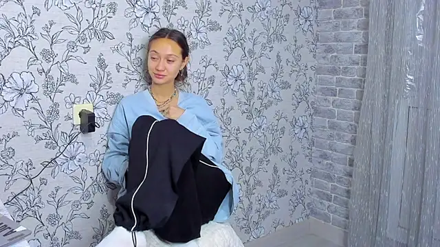 Snapshot of EllaSky_xoxo chatting on November 27, 1:51 am EllaSky xoxo online show from November 27, 1:51 am