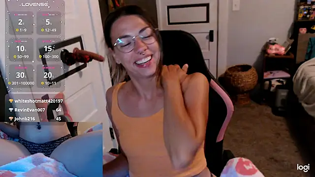 Snapshot of KSwonderland6 chatting on October 1, 3:01 am KSwonderland6 online show from October 1, 3:01 am