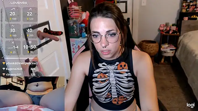 Snapshot of KSwonderland6 chatting on October 31, 1:45 pm KSwonderland6 online show from October 31, 1:45 pm