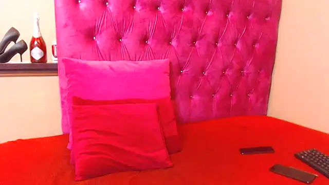 kittykhloe22 online show from February 14, 9:45 am