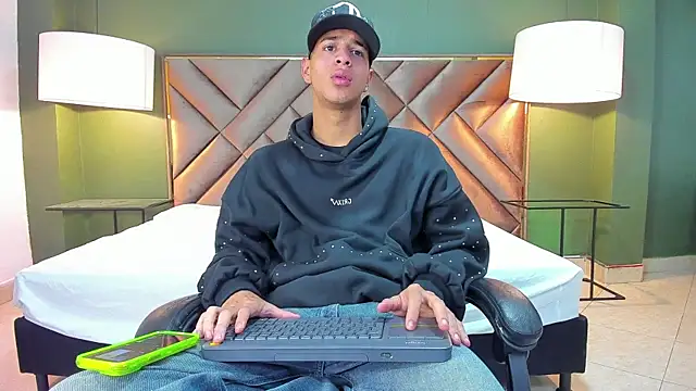 Snapshot of Tyler_Rodriguez chatting on October 23, 9:57 pm Tyler Rodriguez online show from October 23, 9:57 pm