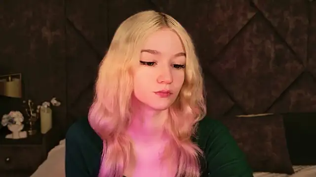 Snapshot of NaomiLoys chatting on November 9, 10:35 am NaomiLoys online show from November 9, 10:35 am