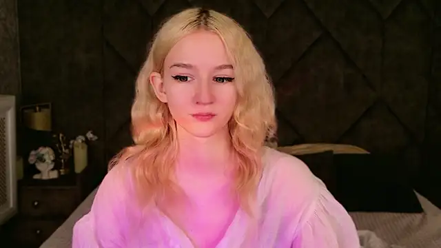 Snapshot of NaomiLoys chatting on November 14, 10:58 am NaomiLoys online show from November 14, 10:58 am