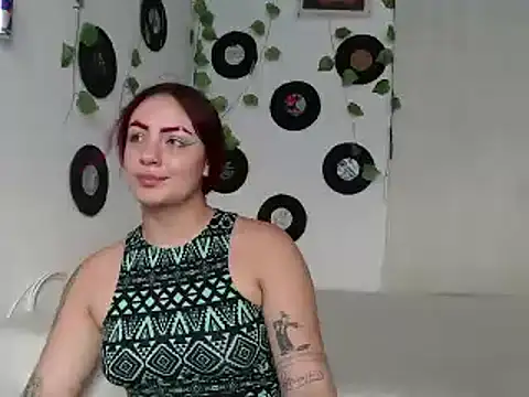 Snapshot of Hannafoster chatting on December 14, 9:35 pm Hannafoster online show from December 14, 9:35 pm