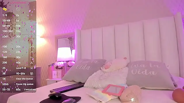 Snapshot of SophiaSmiiths_ chatting on February 11, 8:31 pm SophiaSmiiths online show from February 11, 8:31 pm