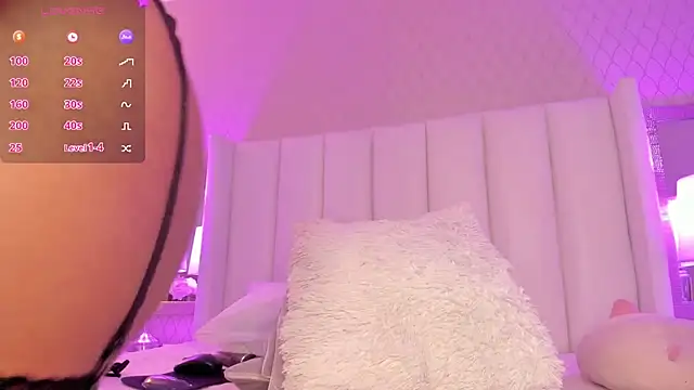 Snapshot of SophiaSmiiths_ chatting on February 16, 6:43 am SophiaSmiiths online show from February 16, 6:43 am