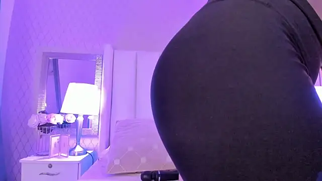 Snapshot of SophiaSmiiths_ chatting on February 20, 8:25 pm SophiaSmiiths online show from February 20, 8:25 pm