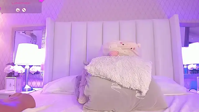 Snapshot of SophiaSmiiths_ chatting on February 27, 2:10 am SophiaSmiiths online show from February 27, 2:10 am