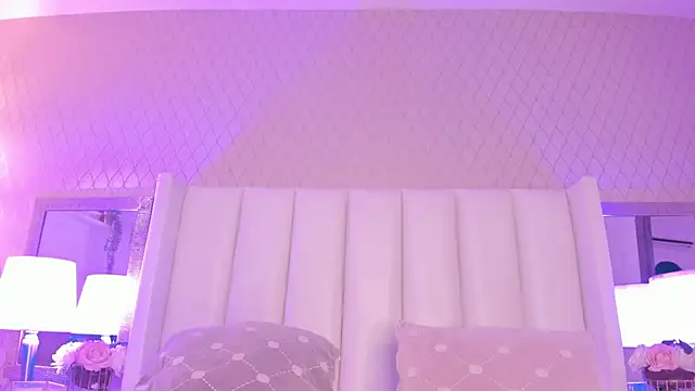 Snapshot of SophiaSmiiths_ chatting on October 31, 9:05 pm SophiaSmiiths online show from October 31, 9:05 pm