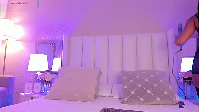 Snapshot of SophiaSmiiths_ chatting on November 7, 9:04 pm SophiaSmiiths online show from November 7, 9:04 pm